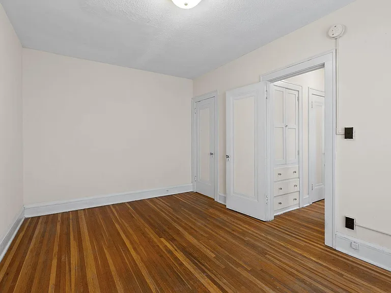 Emmerson Terrace Apartments — Photo 16