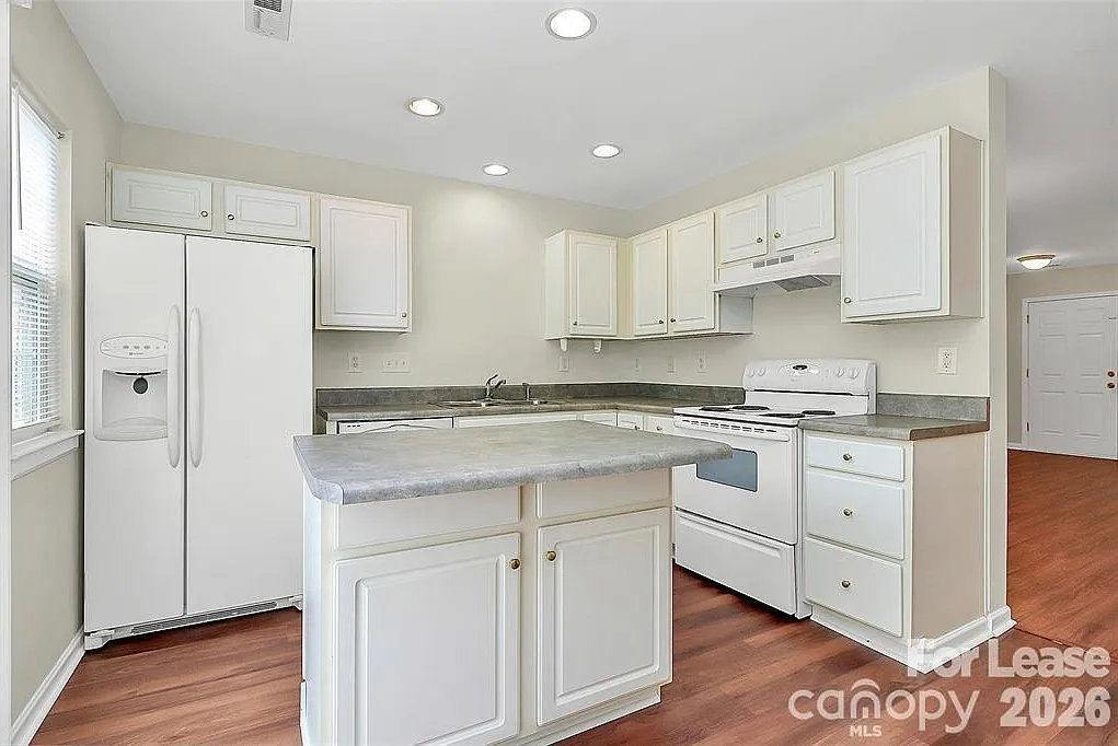 2 bed, 2.5 bath, 1334 sqft, $1,750 — Photo 2