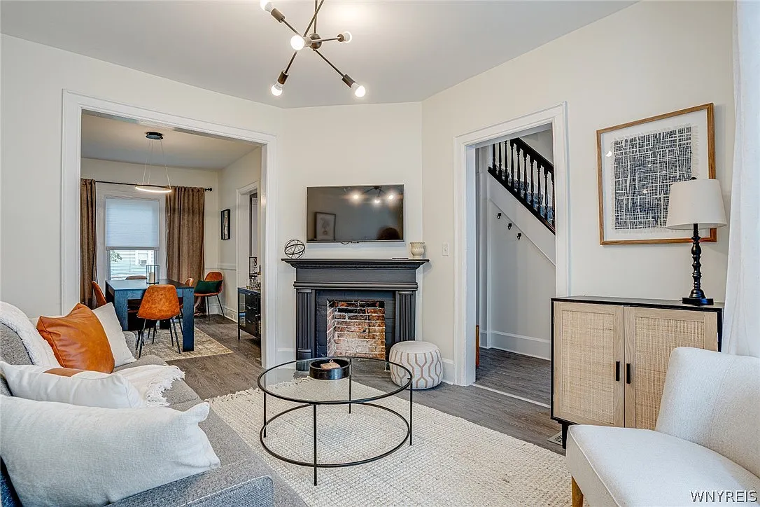 2 bed, 1.0 bath, 1111 sqft, $2,000 — Photo 3