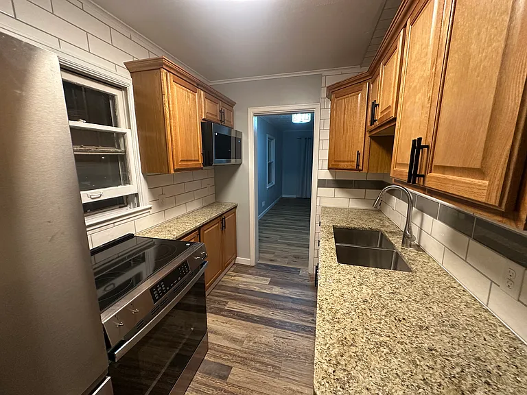 2916 S Summit Ave — Photo 5