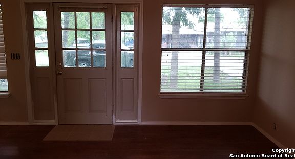 4th image of 212 E Krueger St