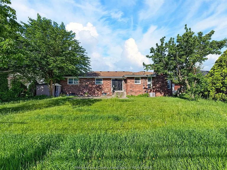 2450 McKay Ave — Photo 32