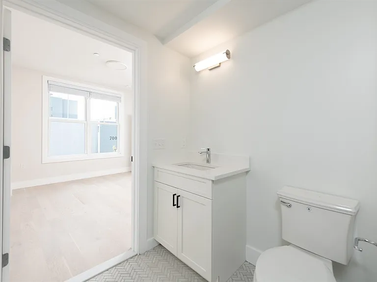 425 Border St #201 — Photo 10