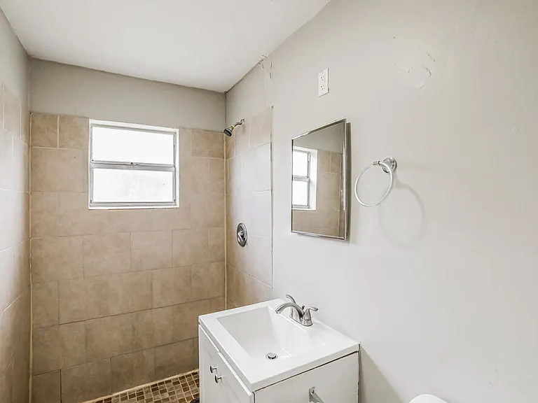 2418 SW 6th Ct — Photo 10