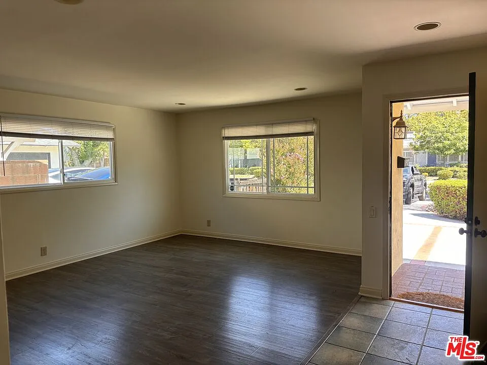 3 bed, 2.0 bath, 1570 sqft, $4,200 — Photo 3