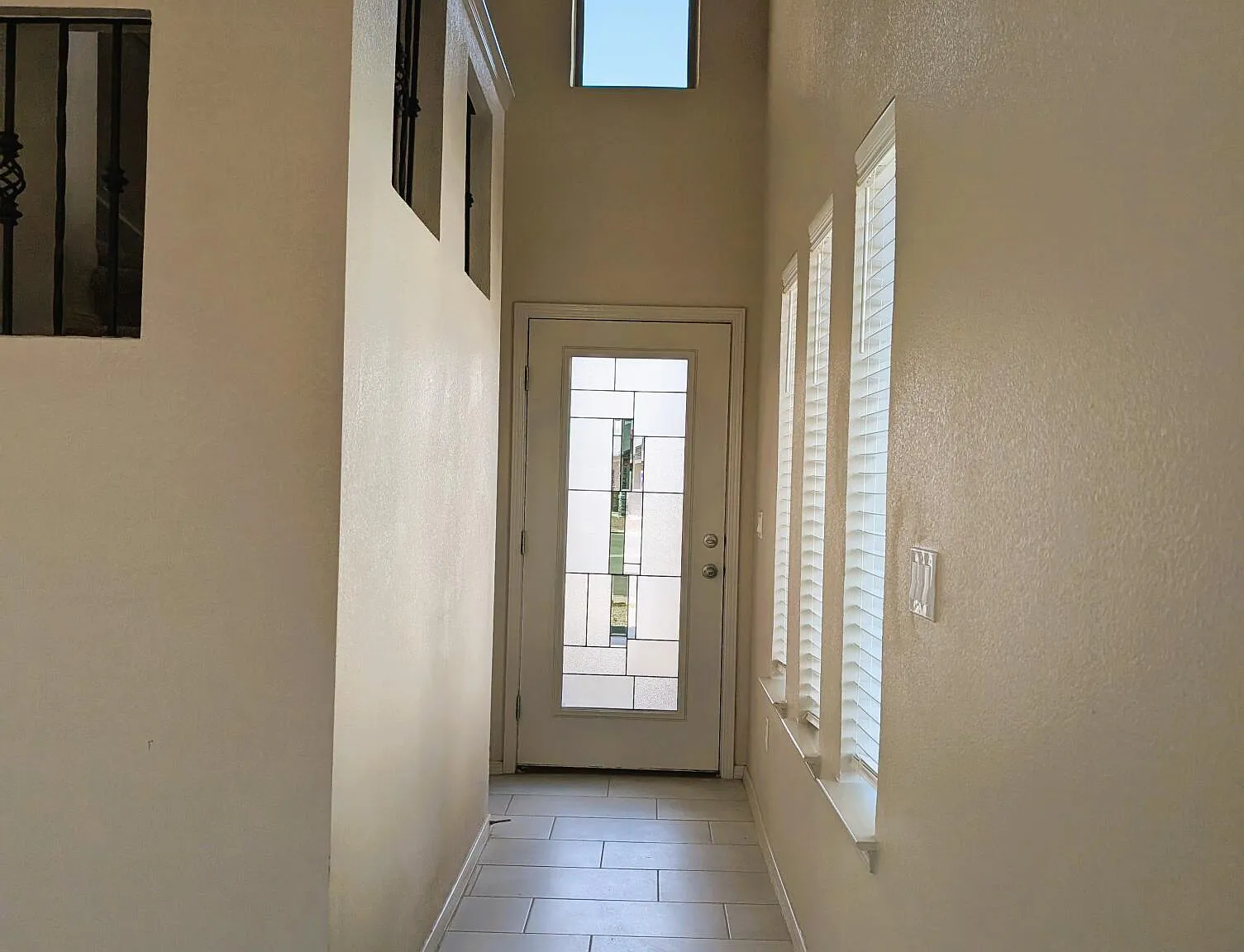 3 bed, 2.5 bath, 1917 sqft, $2,200 — Photo 2