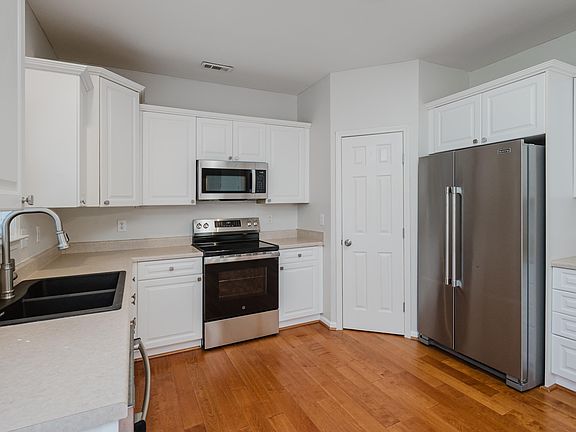 5th image of 557 Thorn Berry Ln