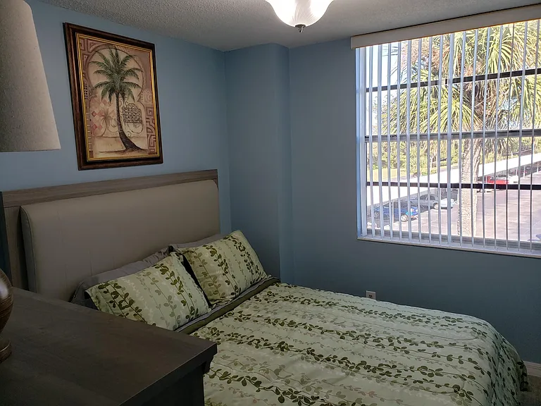 BR1 with queen bed, dresser, closet.