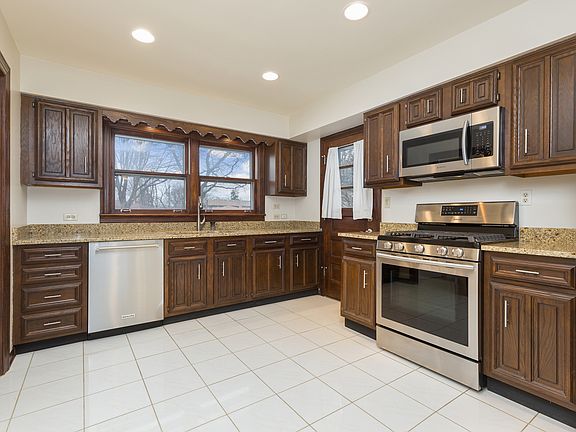 5th image of 9418 Kilbourn Ave