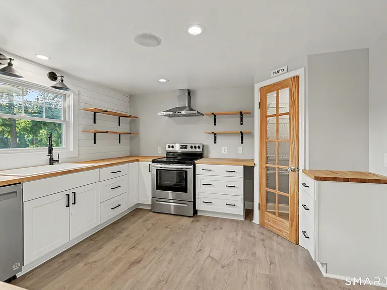 142 N Taylor Ave — Photo 8