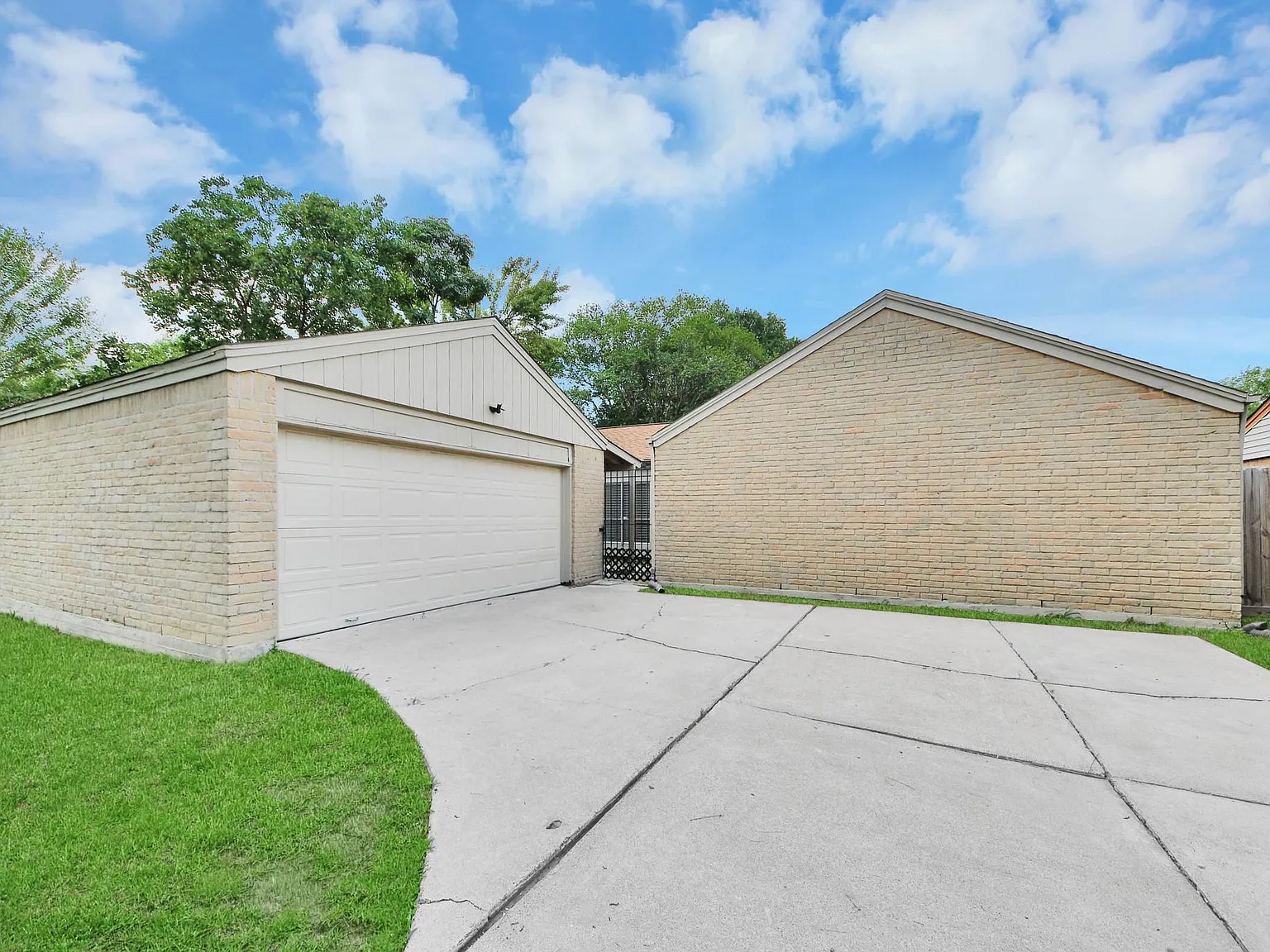 4 bed, 2.0 bath, 1816 sqft, $2,050 — Photo 2