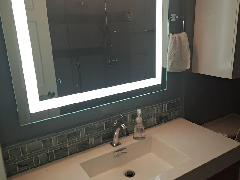 Main bathroom with multi-setting light