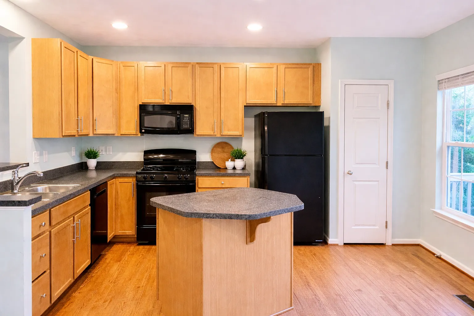 3 bed, 2177 sqft, $875 — Photo 2