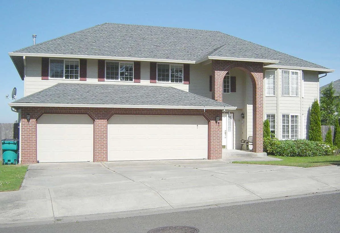 4 bed, 2.5 bath, 3000 sqft, $3,995 — Photo 1