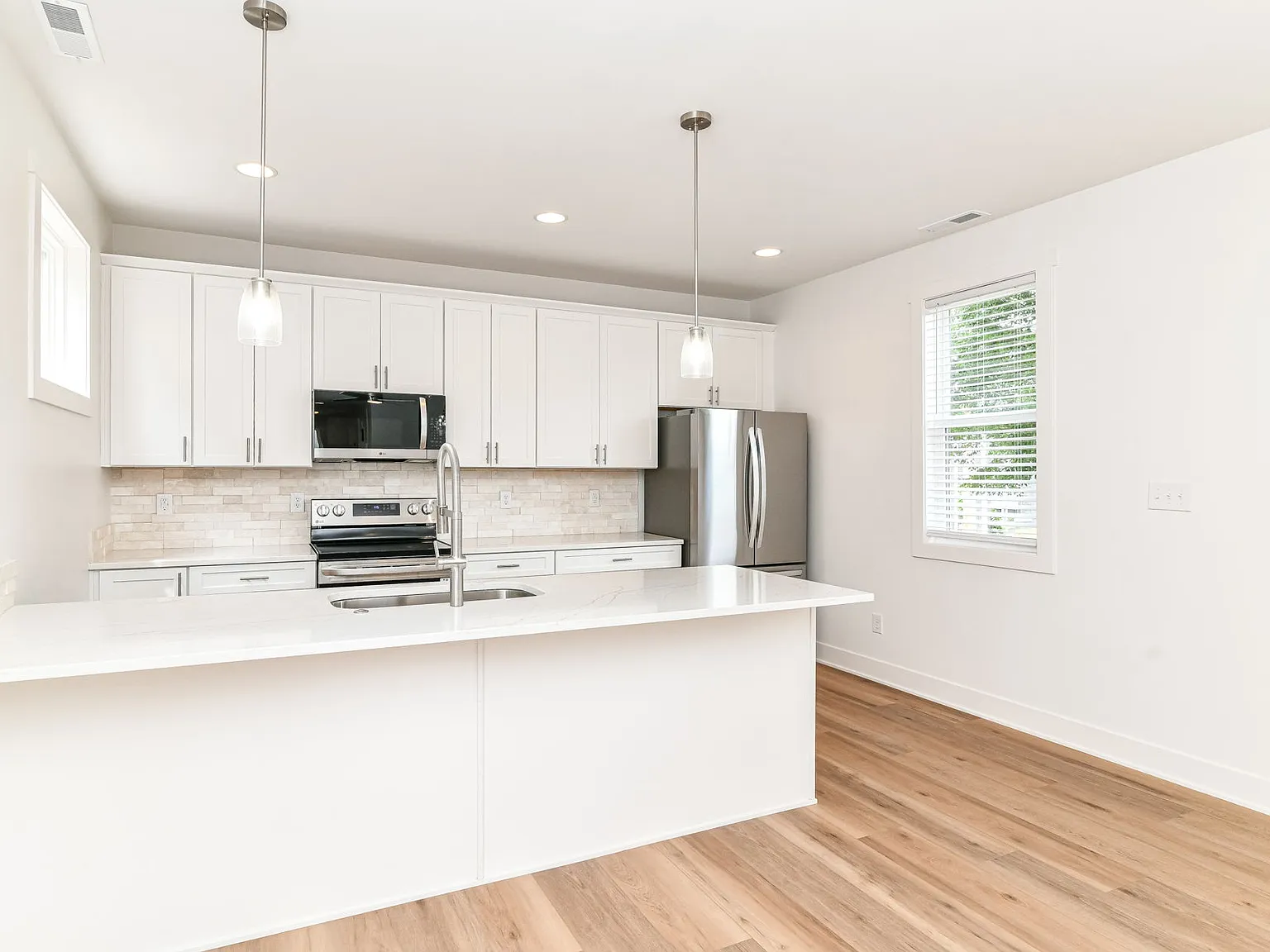 1 bed, 1.5 bath, 1322 sqft, $2,200 — Photo 4