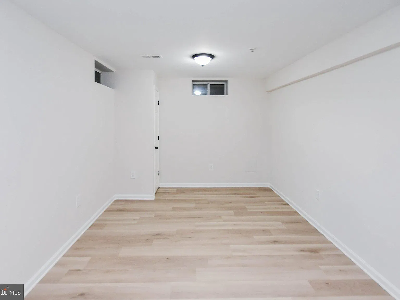 2 bed, 1.0 bath, 3192 sqft, $1,990 — Photo 2