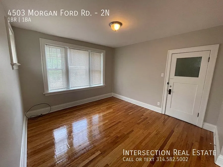 Beautifully Renovated 2nd Floor Bevo Apartment w/ Great Hardwood Floors! — Photo 2