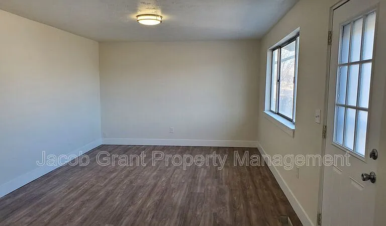 315 James Ave — Photo 2