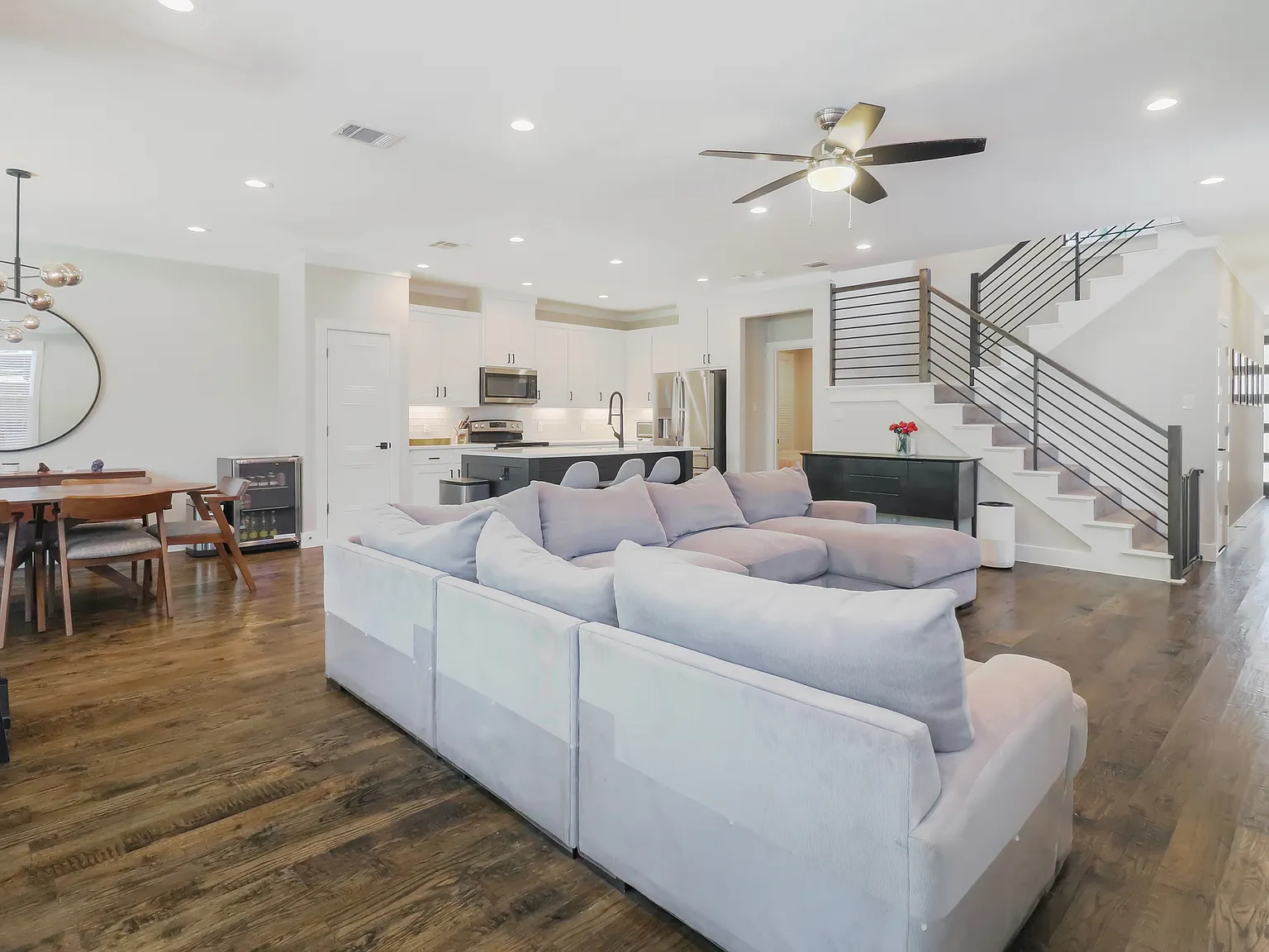 4 bed, 2.5 bath, 2520 sqft, $3,495 — Photo 4