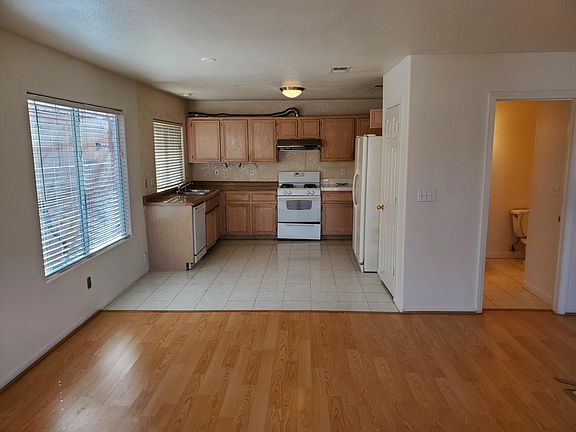 3rd image of 8274 Fame Ave