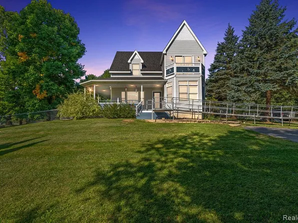 1476 County Farm Rd, Howell, MI 48843