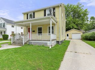 421 Riverview Dr, Manitowoc, WI 54220