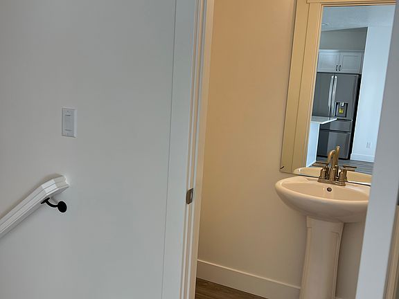 3rd image of 1002 W Mountain Hollow Way