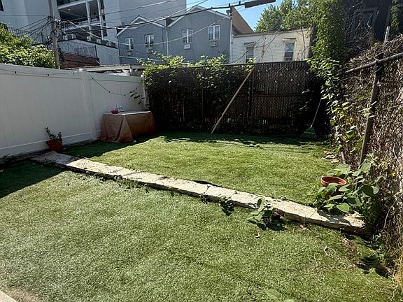 4th image of 129 Cornelia St #1