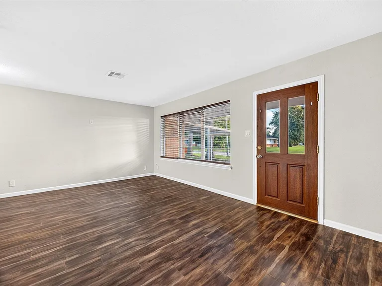 530 Globe St — Photo 14