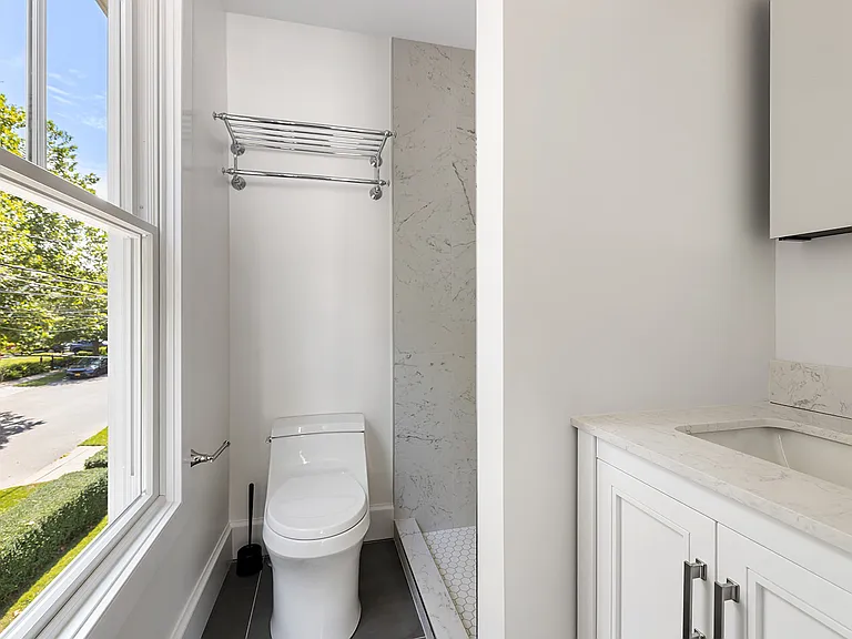 130 Bay Ave — Photo 11