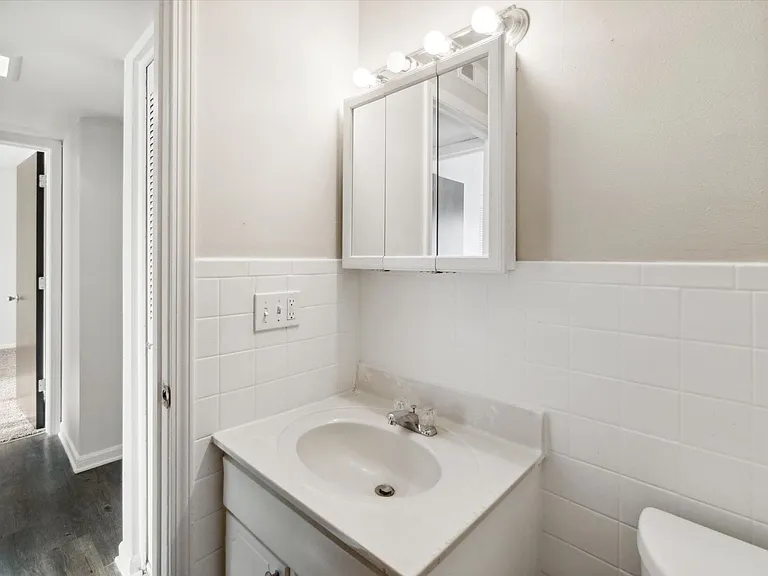 Country Club Park Apartments (320 S. Drake LLC) — Photo 36