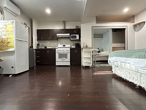 5th image of 128 Denison Ave