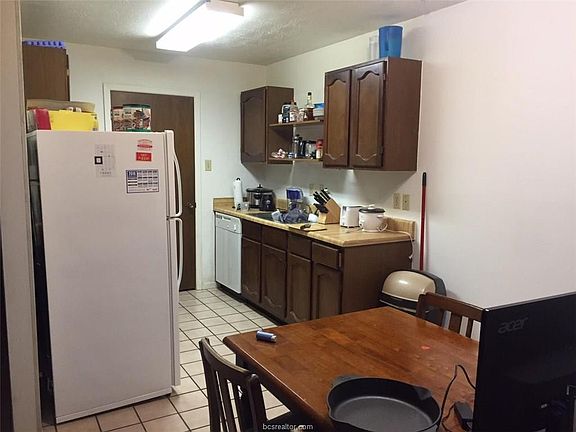 3rd image of 702 Wellesley Ct APT A