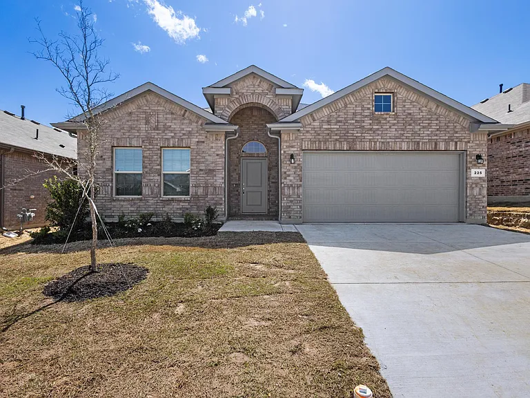 225 Roundstone Rd — Photo 1