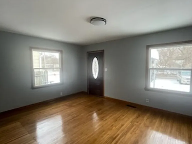 1093 Lawrence Dr — Photo 2