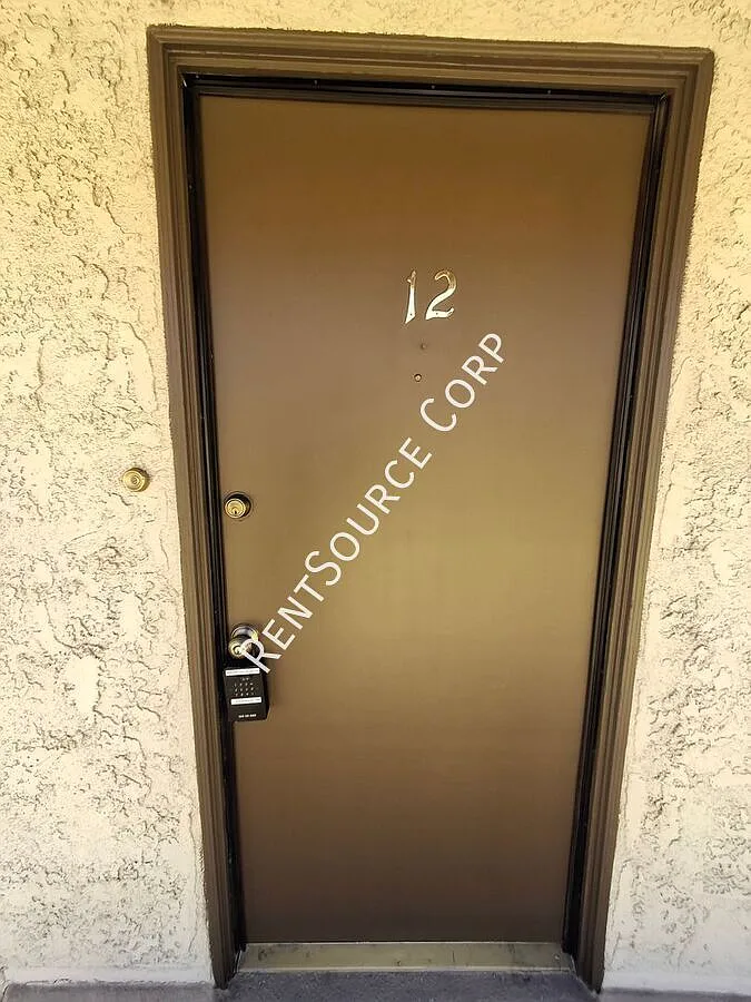 1 Bedroom Upper Unit Apartment for Lease in Newhall — Photo 3
