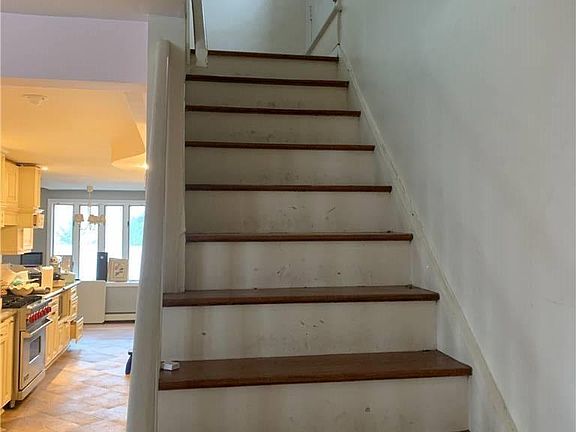 5th image of 72 Waverly Ave