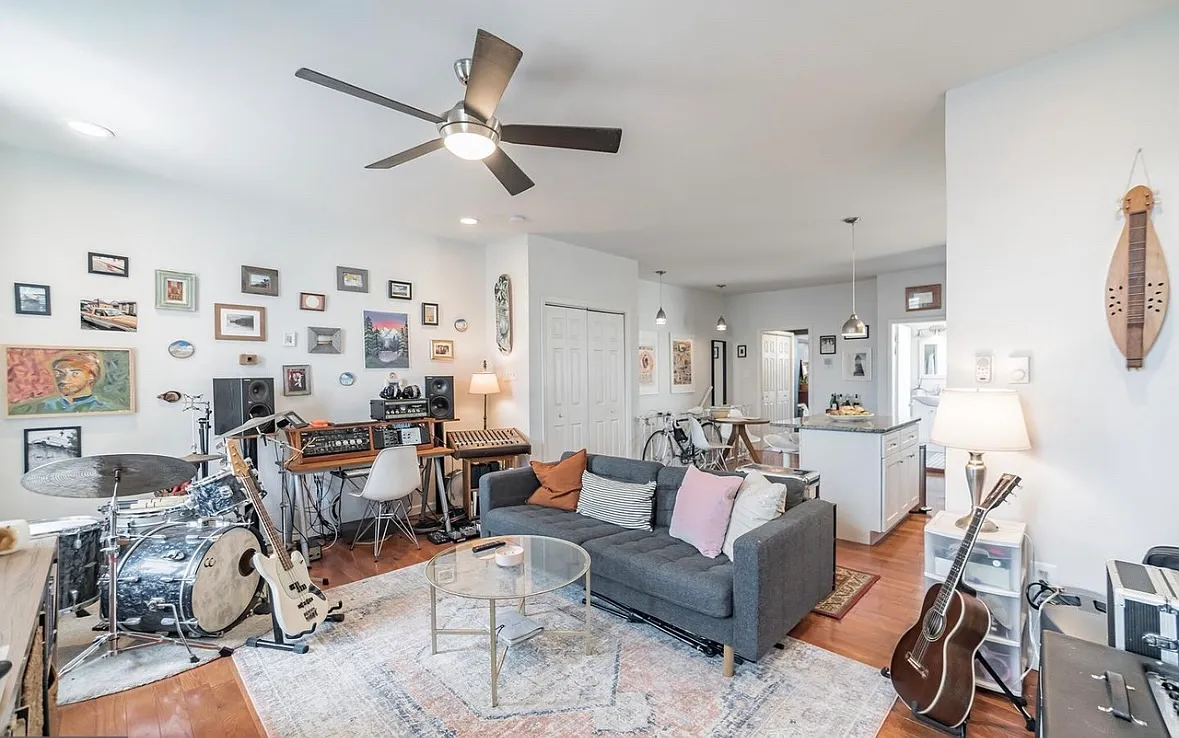2346 E Cumberland St — Photo 3