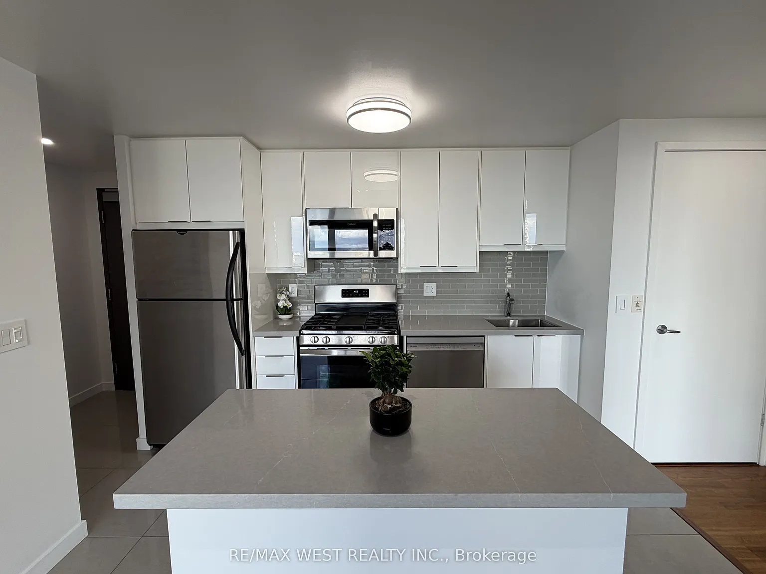 281 Mutual St — Photo 3