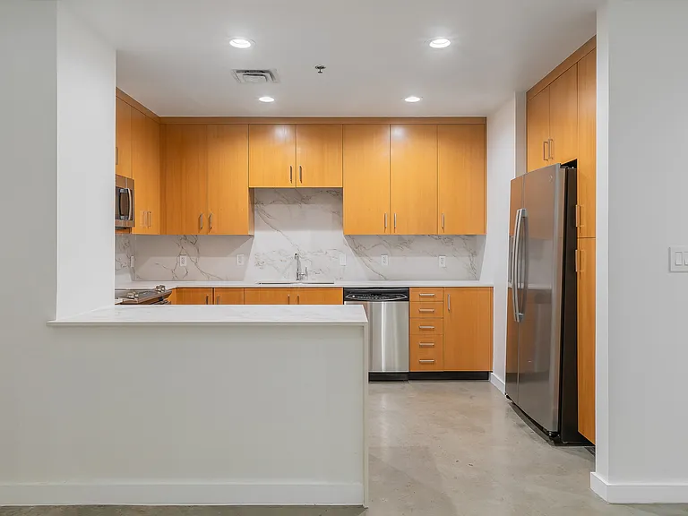 Main 3 Downtown — Photo 12