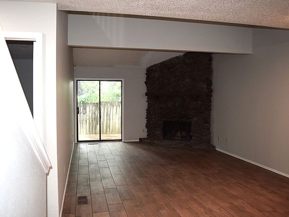 4th image of 121 Perth Ct