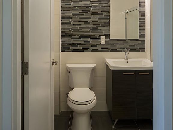 5th image of 2388 31st St APT 6E