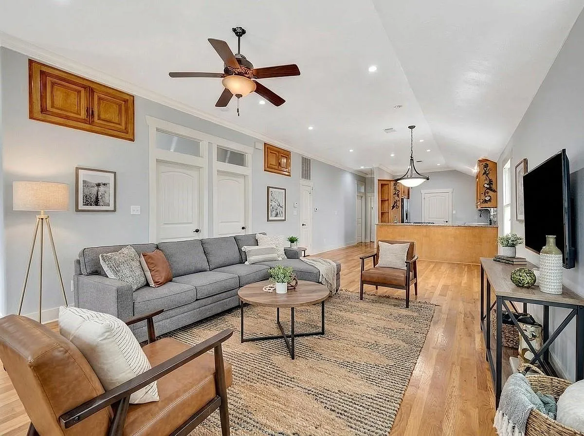 3 bed, 2.0 bath, 1302 sqft, $3,300 — Photo 2