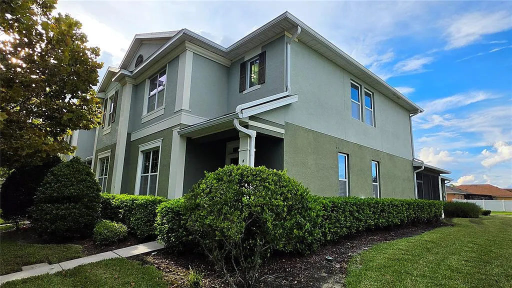 4 bed, 2.5 bath, 2070 sqft, $2,400 — Photo 4