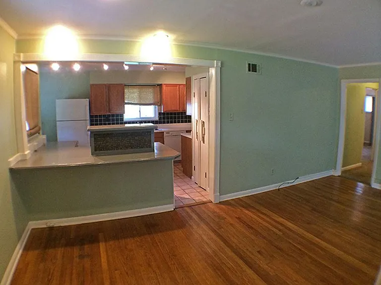 1142 Wilmore Rd — Photo 2