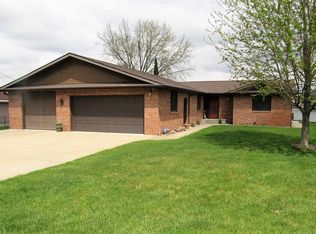 104 Lakeshore Dr, Columbus, NE 68601