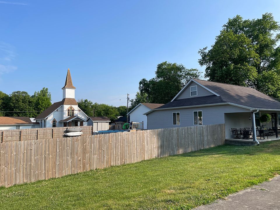 2nd image of 402 2nd St