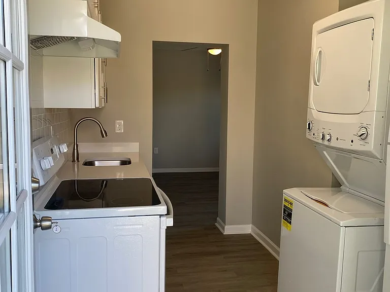 Clairmont Court Apartments — Photo 5