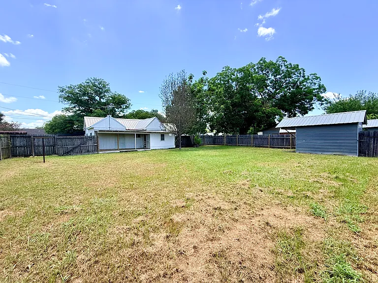 712 Hale St — Photo 16