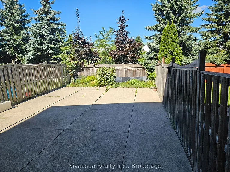 926 Ledbury Cres — Photo 28